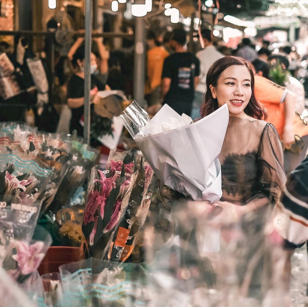 The market's lively atmosphere essences as a cultural and culinary hub in the heart of the city
